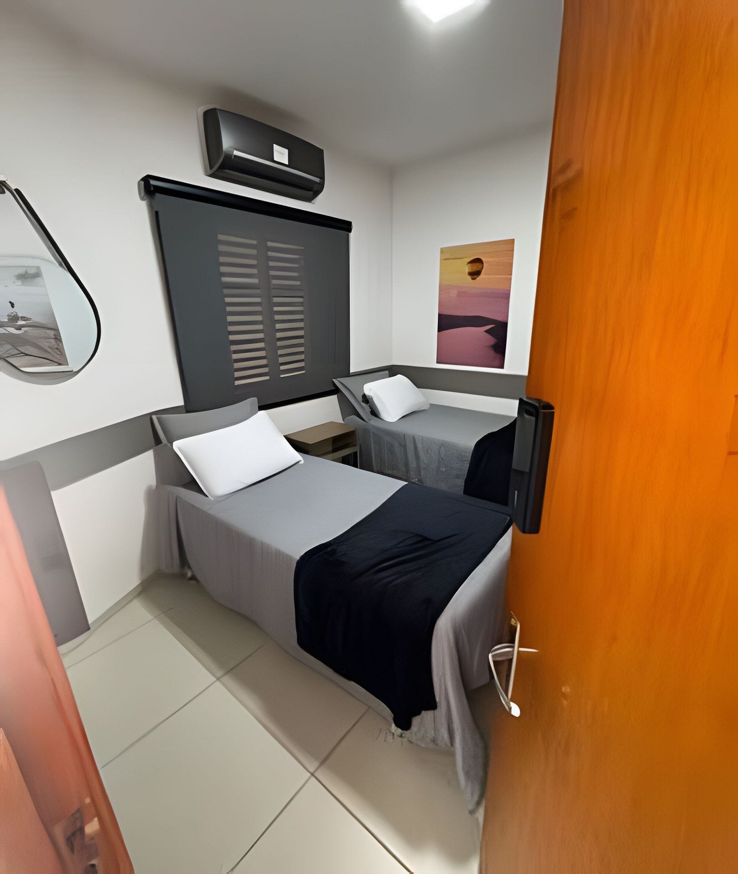 Dormitório compartilhado | Espaço de trabalho para notebook, ferros/tábuas de passar roupa