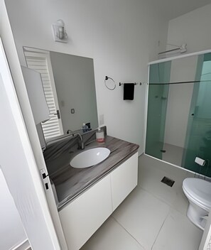 Shared Dormitory | Bathroom | Shower, towels, toilet paper - NetworkInn Hostel Business e Academico (Campinas)