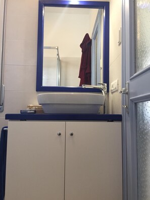 Ducha, secador de pelo, bidet, toallas