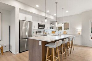 ثلاجة، ميكروويف، فرن، موقد طهي مسطح