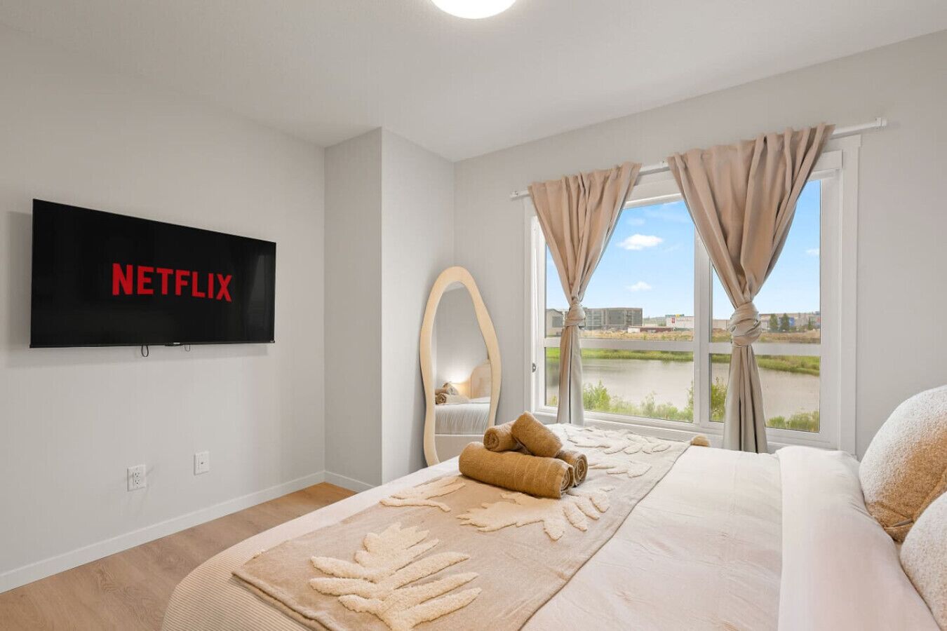 3 slaapkamers, een bureau, een strijkplank/strijkijzer, reisbedje