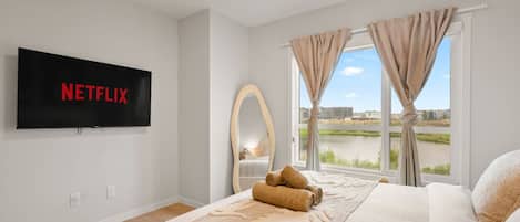 3 chambres, bureau, fer et planche à repasser, lit parapluie