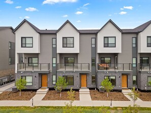 Exterior - Luxurious House /w Lake View » Central AC » Garage (Calgary)