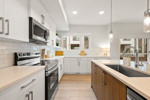 冷蔵庫、電子レンジ、オーブン、コンロ