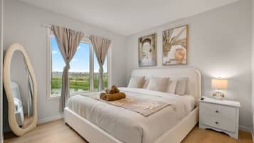 3 habitaciones, escritorio y tabla de planchar con plancha