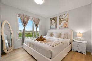 3 bedrooms, desk, iron/ironing board, travel crib - Luxurious House /w Lake View » Central AC » Garage (Calgary)