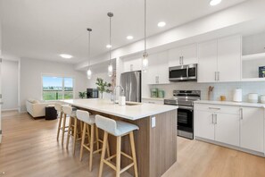 ثلاجة، ميكروويف، فرن، موقد طهي مسطح