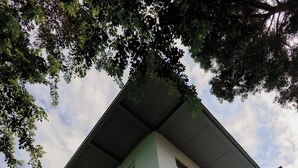 Un bâtiment moderne doté de grandes fenêtres et d’un toit plat.