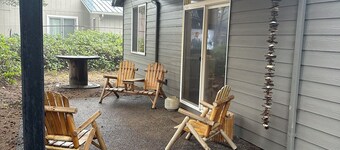 Welcoming 1 level 8 person 3-bedroom house in Rockaway Beach