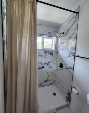 Secador de cabelo, toalhas de banho, sabonete, papel higiênico