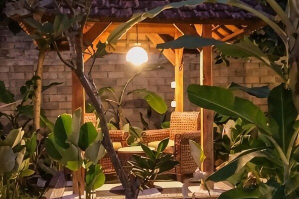 Unclassified image, 1 of 12, button