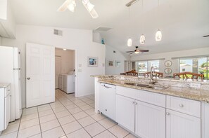 雪櫃、微波爐、焗爐、爐具