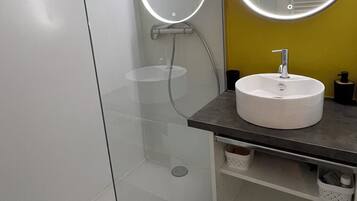 Douche, sĂšche-cheveux, papier toilette