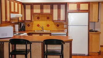 Een koelkast, een microgolfoven, een oven, een kookplaat