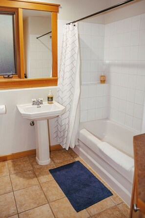 Secador de pelo, toallas, jabón y papel higiénico