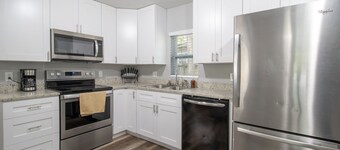 Pet Friendly Home•Walk to Beach•Spacious Parking
