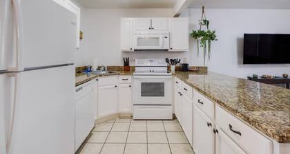 Walk to the beach! Cozy Biloxi Condo w/ Pool