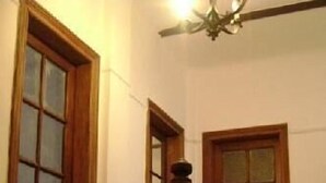 Un escalier avec des rampes en bois menant à un palier.