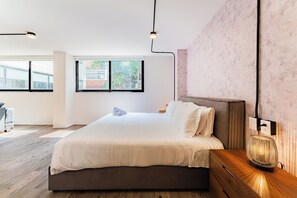 1 bedroom, desk, WiFi, bed sheets