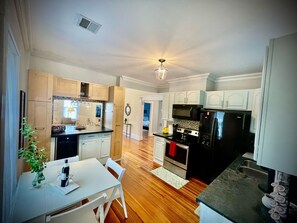 Microwave, stovetop, dishwasher - 3-bedroom 2 baths beautiful victorian with WiFi, AC (Boston)