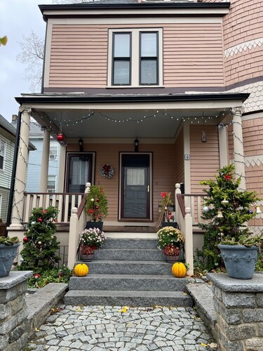 3-bedroom 2 baths beautiful victorian with WiFi, AC
