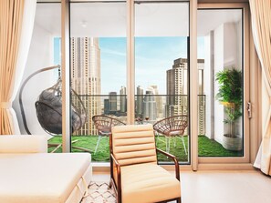 Departamento de lujo, 4 habitaciones, vista a la ciudad | Área de sala de estar | Televisión LED de 70 pulgadas con canales por cable 