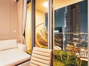 Luxury-Apartment, 4 Schlafzimmer, Stadtblick | Wohnbereich | 70-Zoll-LED-Fernseher mit Kabelempfang, Videospielkonsole