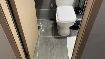 Douche, serviettes fournies, savon, papier toilette