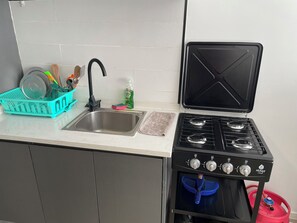 Een koelkast, een magnetron, een oven, een kookplaat