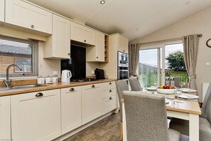 Four, plaque de cuisson, chaise haute