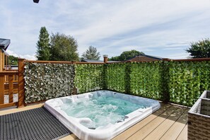 Outdoor spa tub - The Lodge (Ryde)