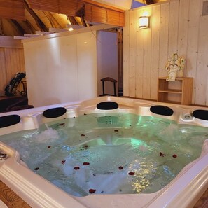 Indoor spa tub