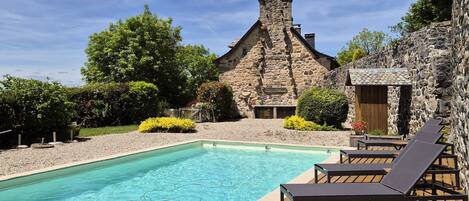 Una piscina al aire libre de temporada