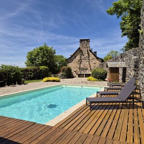 Piscine extérieure en saison