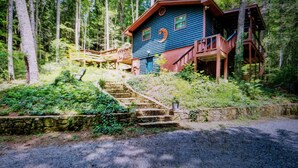 A cabin with a wooden deck and stairs leading up to the entrance. - Charming 2-bedroom cabin with WiFi, AC in enchanting Blairsville (Blairsville)
