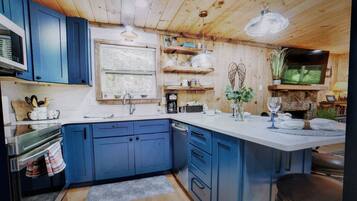 Microondas, horno, parrilla de estufa y lavavajillas