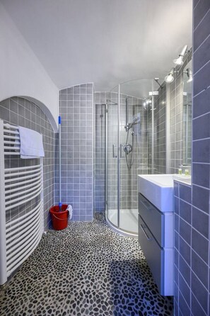 Superior Apartment | Bathroom