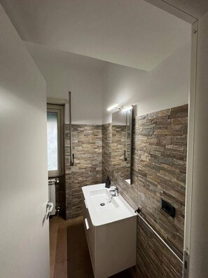 Doccia, asciugacapelli, bidet, asciugamani