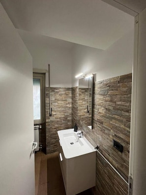 Doccia, asciugacapelli, bidet, asciugamani