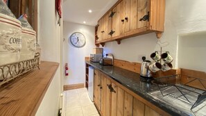 Ovn, kokeplater og kjøkkenutstyr