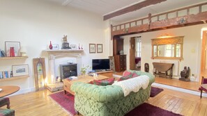 LCD TV, fireplace - Castle Coach House (Ventnor)