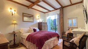 1 bedroom, bed sheets - Castle Coach House (Ventnor)