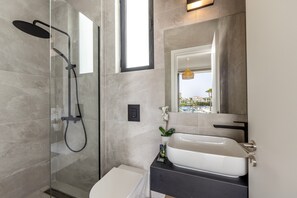 Douche, sèche-cheveux, serviettes fournies