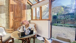 Unclassified image, 4 of 26, button - Castle Cottage (Ventnor)