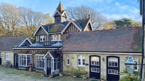 Unclassified image, 5 of 26, button - Castle Cottage (Ventnor)