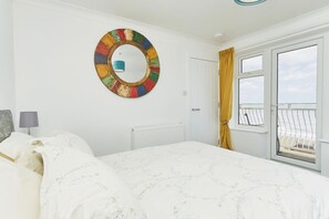 2 bedrooms, bed sheets - Ventnor at the Aqua (Shanklin)
