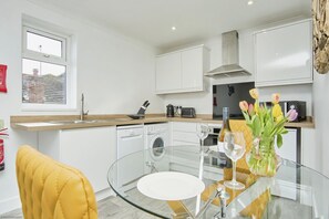 Oven, stovetop, cookware/dishes/utensils - Osbourne at the Aqua (Shanklin)