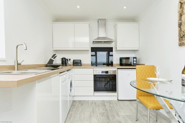 Oven, stovetop, cookware/dishes/utensils - Osbourne at the Aqua (Shanklin)