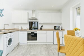 Oven, stovetop, cookware/dishes/utensils - Duver at the Aqua (Shanklin)