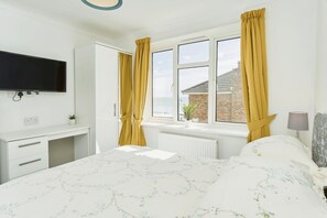 1 bedroom, bed sheets - Freshwater at the Aqua (Shanklin)
